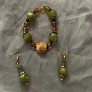 Green Bracelet and earrings set. All jewelry for $20